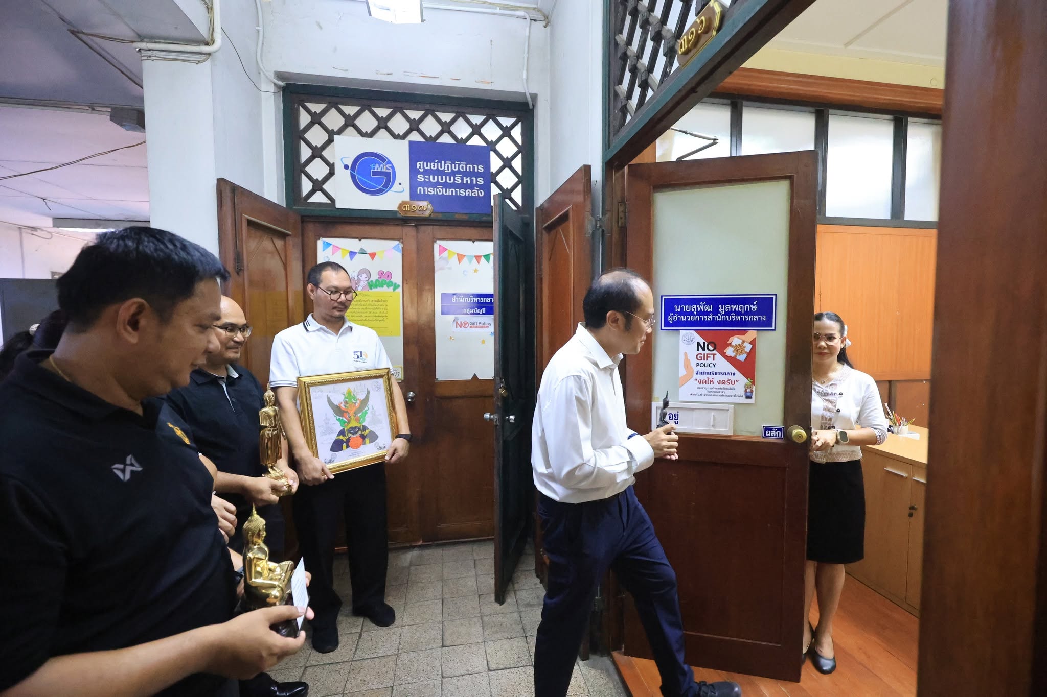 title - ผู้อำนวยการสำนักบริหารกลาง ส.ป.ก. สักการะสิ่งศักดิ์สิทธิ์ประจำ ส.ป.ก. เนื่องในโอกาสเข้ารับตำแหน่งใหม่ 